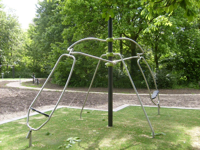 Podwójna wirująca huśtawka Gyro z met. słupkiem J2594M Podwójna wirująca huśtawka Gyro z met. słupkiem J2594M